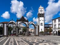 Stadtplatz mit Stadttor und Igreja Matriz de São Sebastião - Ponta Delgada - São Miguel